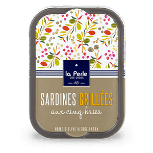 Boite de sardines grillées aux saveurs des cinq baies. Produites par la conserverie La Perle des Dieux.