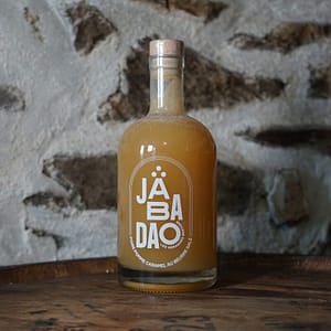 Rhum arrangé artisanal de Bretagne aux pommes, poires et crème de caramel au beurre salé.