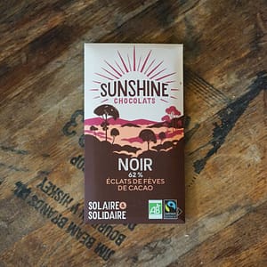 Tablette de chocolat noir bio aux éclats de fèves de cacao bio.
